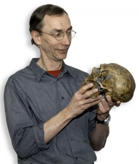 Svante P&auml;&auml;bo p&oacute;zuje s neandert&aacute;lskou lebkou.