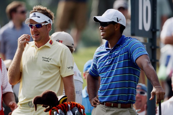 Tiger Woods (vpravo) se v Ponte Vedra Beach zatím může smát.