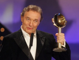 Karel Gott si zajistil chůvu, co ho nenapr&aacute;sk&aacute;. Neum&iacute; totiž česky.