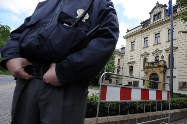 Sídlo vlády hlídají policisté a zátarasy.