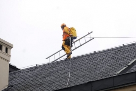 Greenpeace protestovalo proti Prunéřovu na střeše sídla vlády.