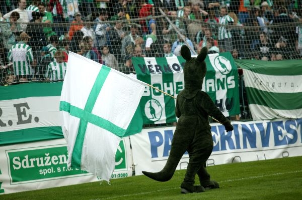 Ultras se bouří proti stěhování do Edenu. 