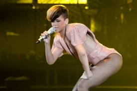 Rihanna zpívá (na snímku v Německu), Brown pyká.