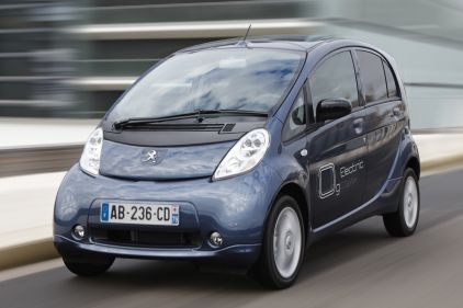 Prototyp elektromobilu Peugeot iOn zavítal do Prahy.