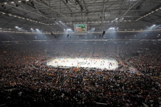 Hlediště Veltins Areny zaplnilo přes 77 tisíc diváků.