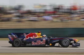 Sebastian Vettel se svým redbullem.
