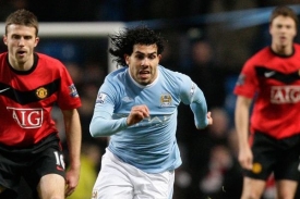 Carlos Tévez (uprostřed) v Manchesteru City zůstává.