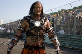 Mickey Rourke alias Ivan Vanko v kostýmu vážícím přes 20 kilo.