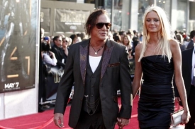 Hollywoodský rebel Mickey Rourke (57) prožívá vydařený comeback. Hollywoodský rebel Mickey Rourke (57) prožívá vydařený comeback.