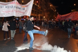 Řecko se ve finanční krizi potýká i s demonstracemi na ulicích.