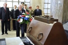 Prezident zdůraznil, že je třeba si vážit vojáků z obou front. Prezident zdůraznil, že je třeba si vážit vojáků z obou front.
