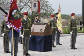 V Praze byly uloženy ostatky hrdinů ze Zborova a z dukelské operace. V Praze byly uloženy ostatky hrdinů ze Zborova a z dukelské operace.