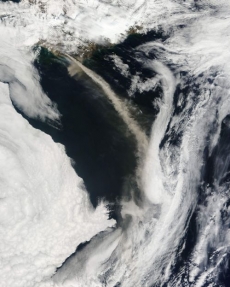 Mrak z islandské sopky na fotografii pořízené NASA.