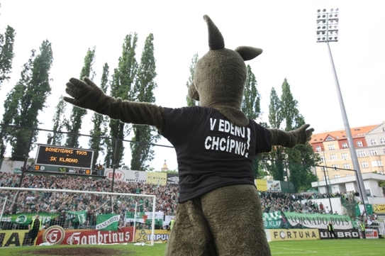 Jasný vzkaz Edenu na mikině maskota