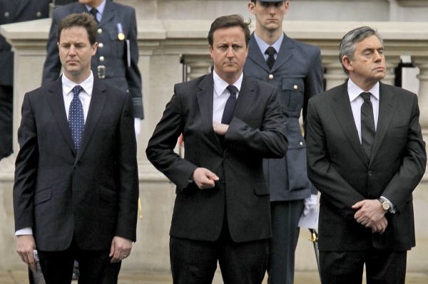 Vládních vyjednávání se účastní (zleva) Brown, Clegg a Cameron.