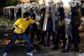 I přes násilné protesty nakonec většina Řeků souhlasí s uskrovněním.