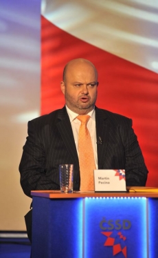 Pecina diskutoval, ale dotazy nezodpověděl.