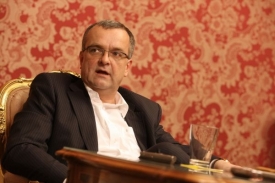 Karel Schwanzeberg brání svého kolegu z TOP 09 Miroslava Kalouska.