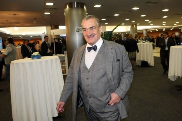 Karel Schwarzenberg vysvětluje přehmaty Miroslava Kalouska.