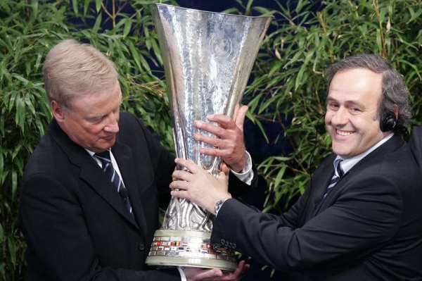 Michel Platini (vlevo, při představování trofeje Evropské ligy).