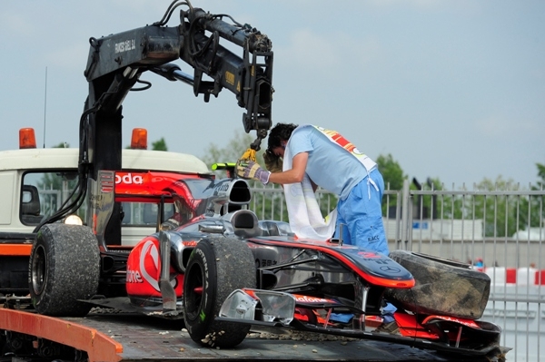 Vrak mclarenu Lewise Hamiltona.