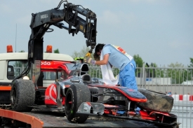Vrak mclarenu Lewise Hamiltona.