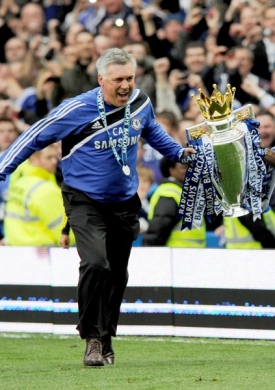 Slavící kouč Chelsea Carlo Ancelotti.