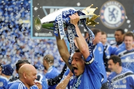 John Terry s pohárem pro mistra Premier League.