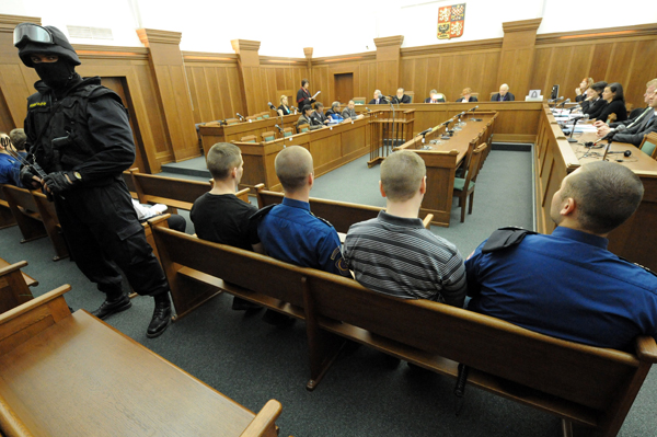 Proces probíhá za mimořádných bezpečnostních opatření.