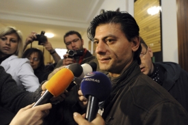 Otec popálené Natálky Pavel Kudrik s novináři.