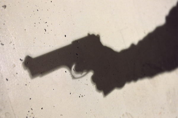Padesátiletý muž obě ženy zastřelil pistolí (ilustrační foto).