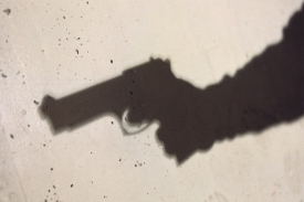Padesátiletý muž obě ženy zastřelil pistolí (ilustrační foto).