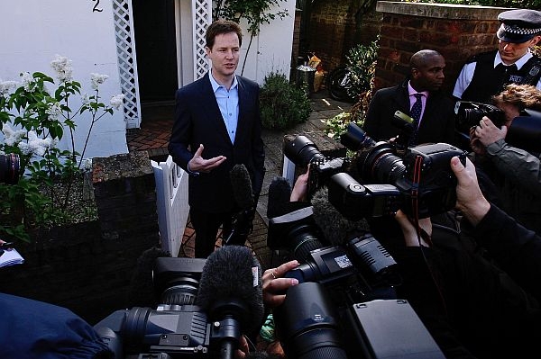 Jazýček na vahách, šéf liberálních demokratů Nick Clegg.