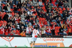 Zaplněné tribuny stadionu v Edenu aplaudují sešívané ikoně.