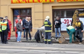Odkloněna je doprava v celé ulici. Odkloněna je doprava v celé ulici.