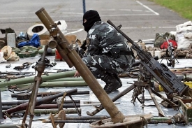 Makedonští policisté se zabavenými zbraněmi v roce 2007.
