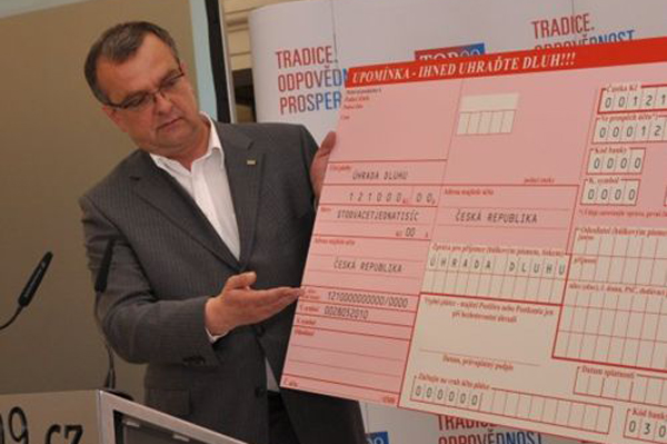 Miroslav Kalousek se zvětšeninou složenky. Neplaťte nyní, žádá.