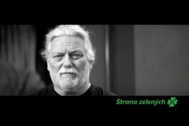 Zelen&iacute; chtěj&iacute; zaujmout černob&iacute;l&yacute;m spotem. Na sn&iacute;mku herec Jan Ka&scaron;par.