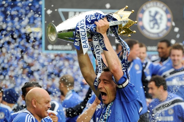 John Terry z Chelsea s pohárem pro mistra Premier League. John Terry z Chelsea s pohárem pro mistra Premier League.