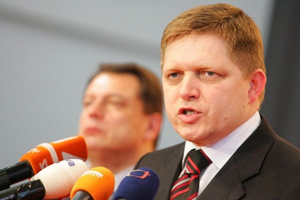 Slovenský premiér Fico se bojí rozhodnout o pomoci Řecku před volbami. Slovenský premiér Fico se bojí rozhodnout o pomoci Řecku před volbami.