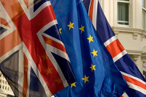 Vlajky EU a Británie. Vlajky EU a Británie.