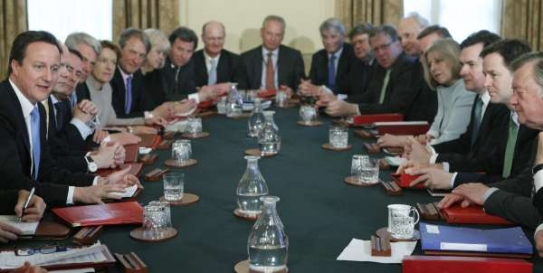 První zasedání nové britské vlády. První zasedání nové britské vlády.