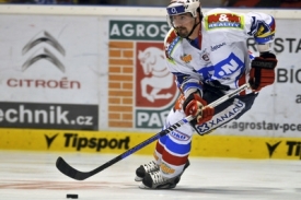 Adam Pineault bude pardubick&yacute; dres obl&eacute;kat i v n&aacute;sleduj&iacute;c&iacute; sezoně.