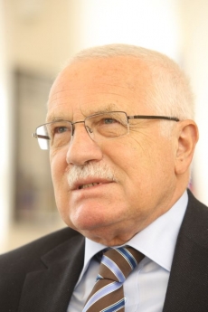 Nové strany dostanou dle Klause ve volbách méně hlasů než podle médií.