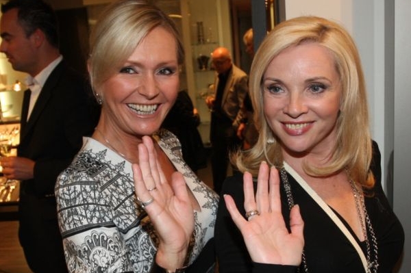 Zpěvačka Helena Vondráčková a herečka Zdena Studénková (vpravo). Zpěvačka Helena Vondráčková a herečka Zdena Studénková (vpravo).