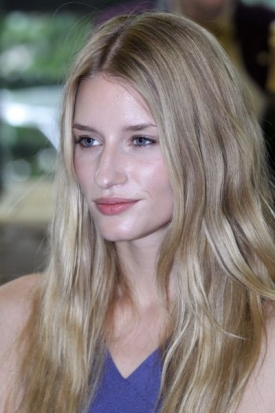 Modelka Linda Vojtová. Modelka Linda Vojtová.