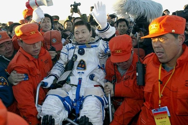 První čínský kosmonaut Jang Li-wej po návratu z kosmu (2003).