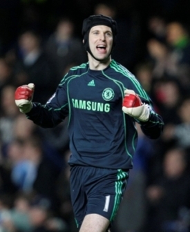 Petr Čech se raduje po zisku titulu.