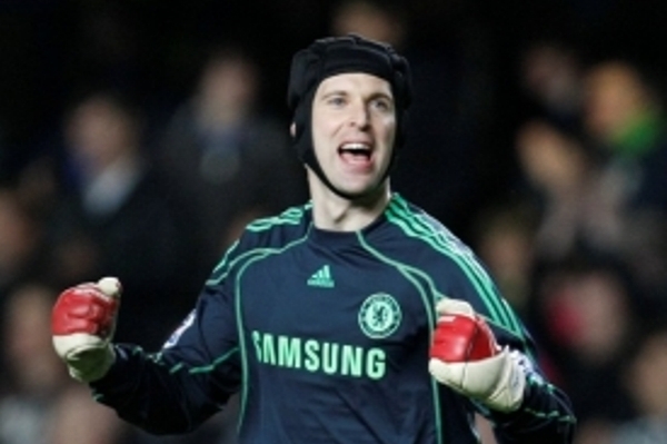Petr Čech se raduje po zisku titulu.