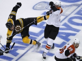 Braydon Coburn sundal Milana Lucice.